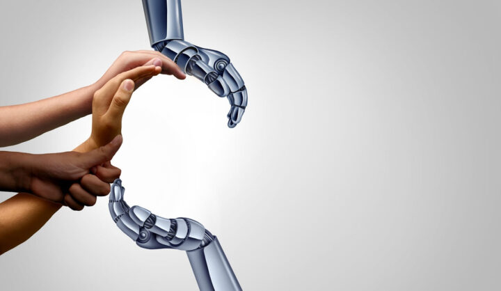 Mensenhanden en robothanden die samen silhouet van een gezicht vormen