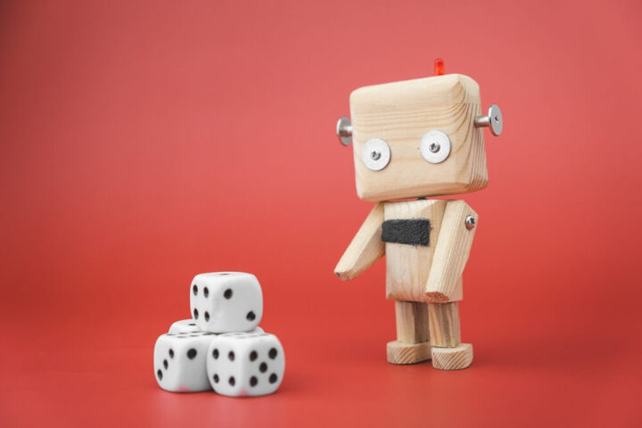 Houten robot en vierdobbelstenen