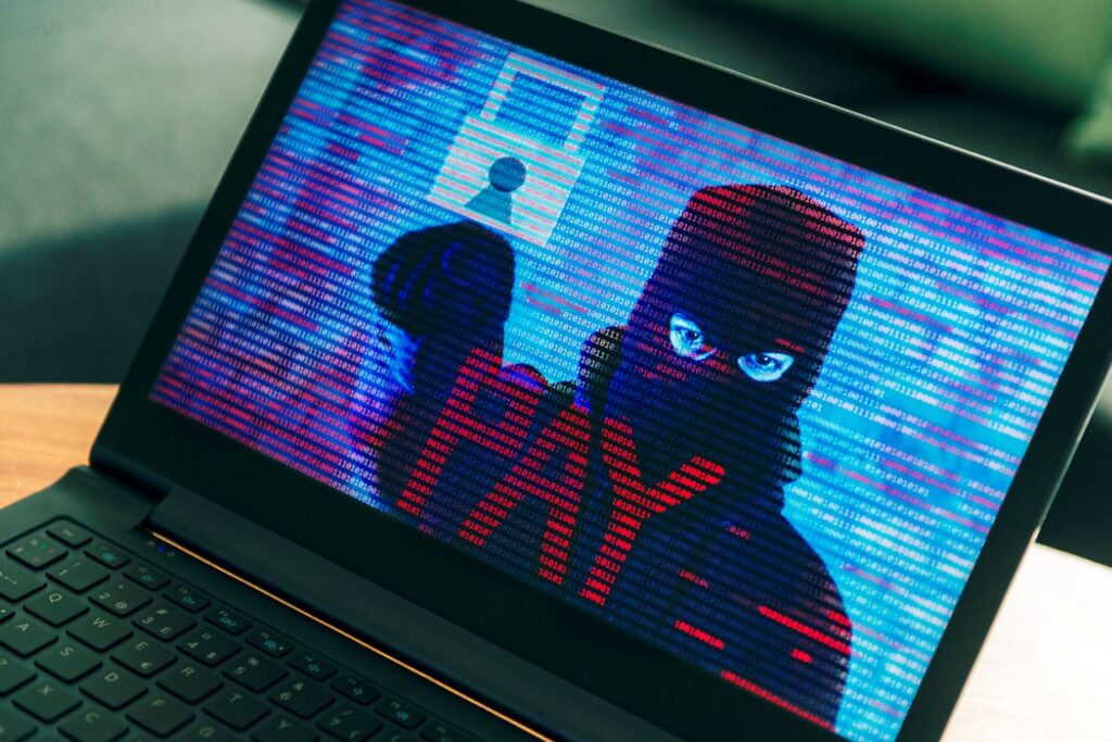 Systeem gehackt: laptop met cybercrimineel en betalingseis.