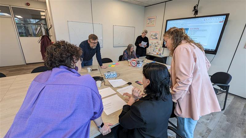 Meerdere personen aan tafel overleggen