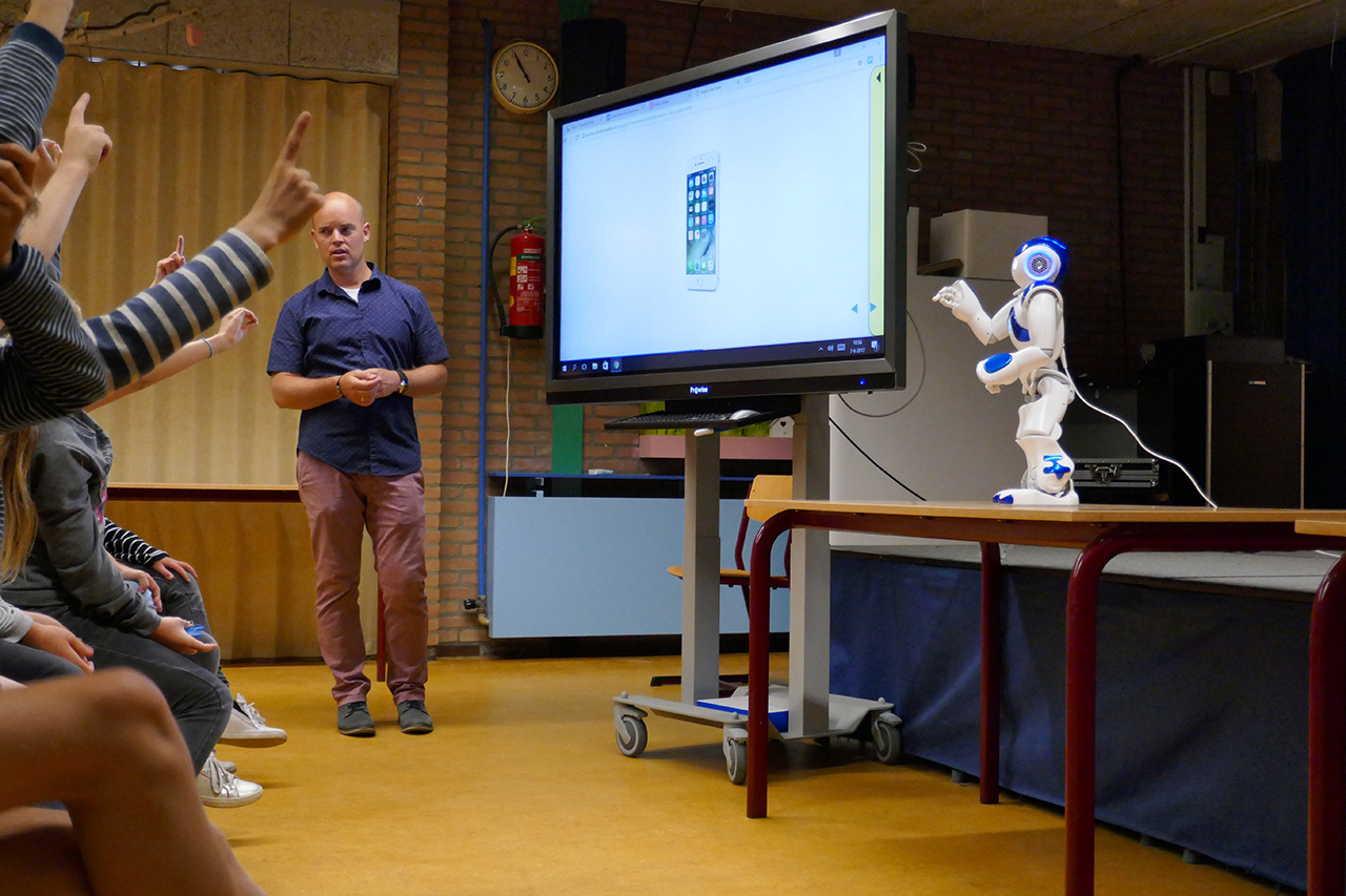 Een robot assisteert de leraar in de klas