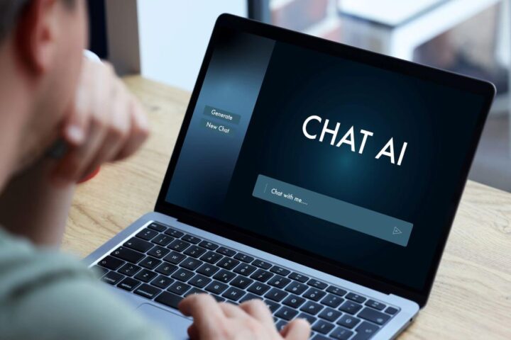 Man achter laptop met geopende Chat AI-toepassing