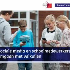 Voorpagina van de publicatie 'Sociale media en schoolmedewerkers: omgaan met valkuilen'