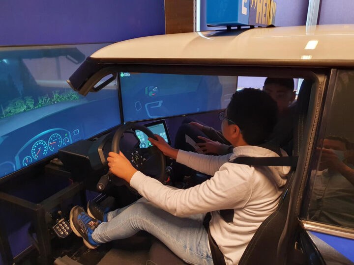 Een leerling zit in een tot simulator omgebouwde auto