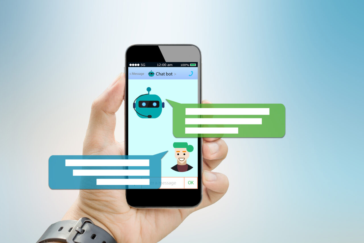 Het scherm van een smartphone toont een chatgesprek met een chatbot