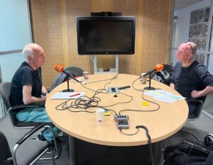 Gert Biesta en Remco Pijpers nemen in de studio een podcast op