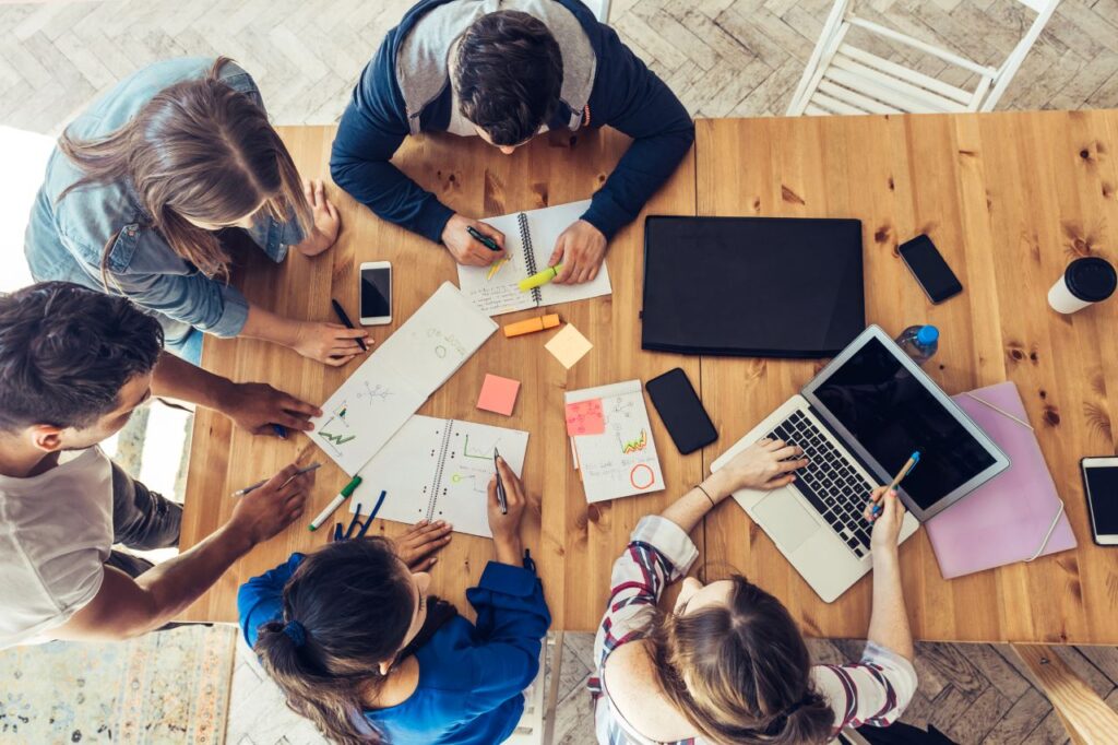 scholieren aan het werk met een laptop
