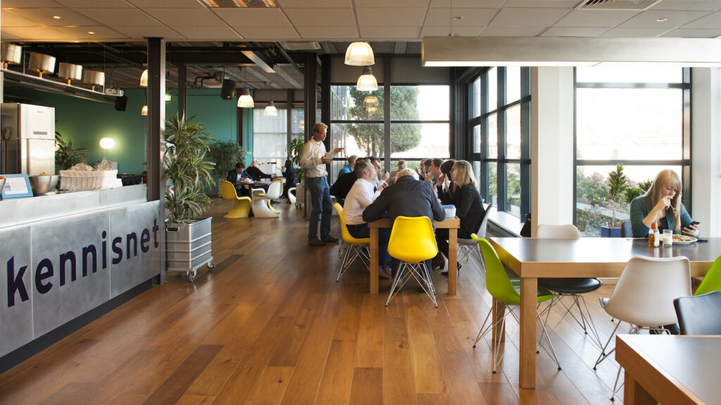 Medewerkers van Kennisnet lunchen in de kantine