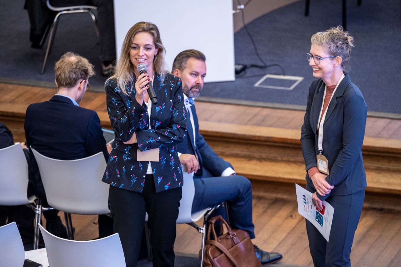 Larissa Zegveld aan het woord tijdens de opening van het Nationaal OnderwijsLab AI