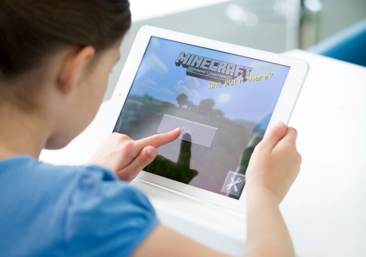Leerling start Minecraft op de tablet
